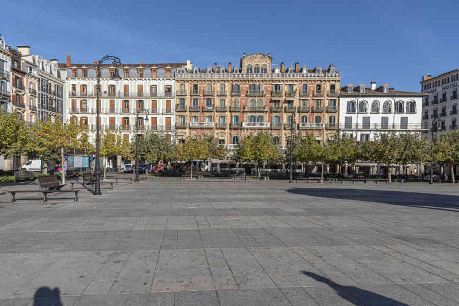 Pamplona 006 - plaza del Castillo.jpg